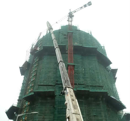 岳麓吊车在工地上作业